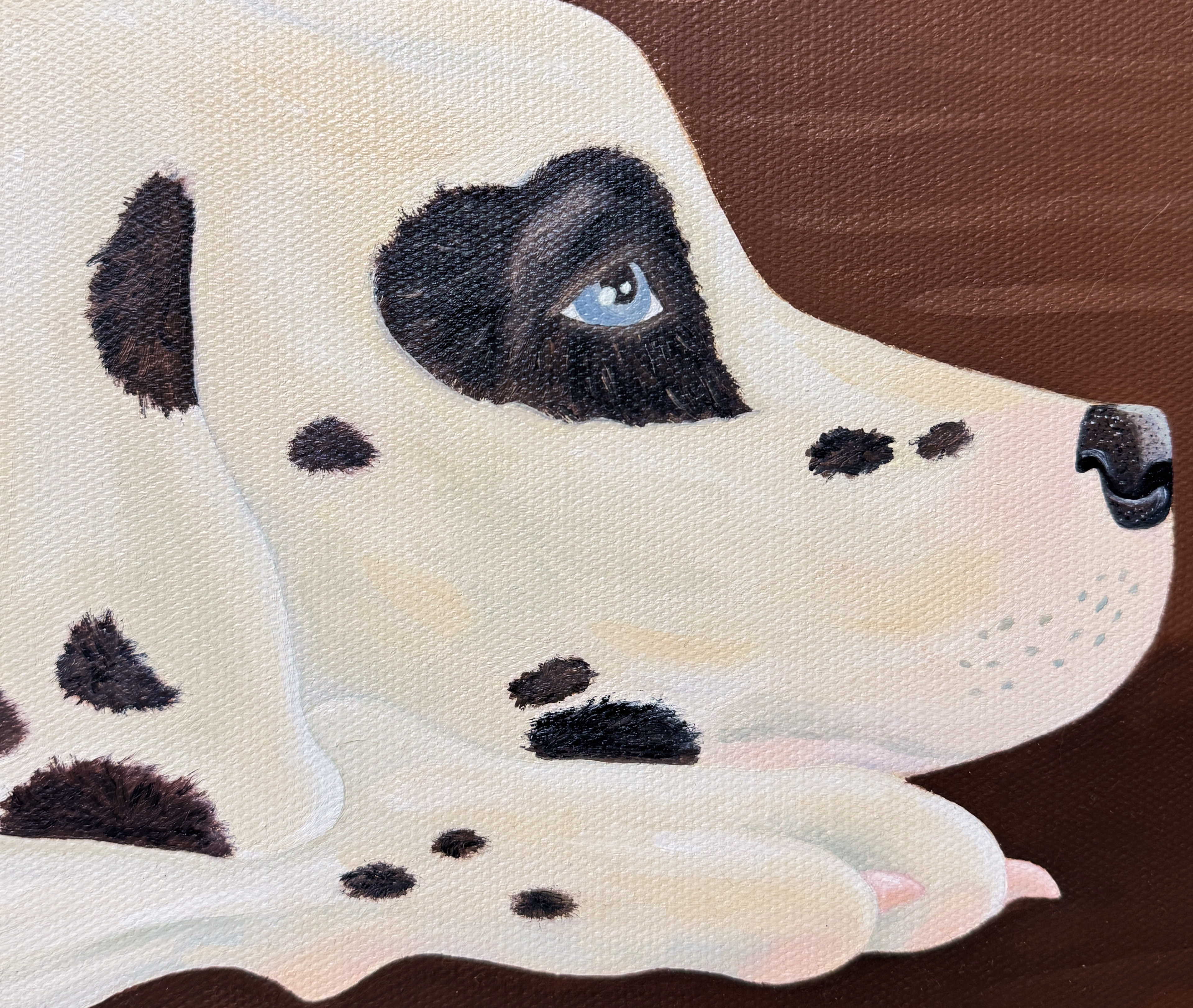 фрагмент картины, изображающий голову далматинца в профиль с белой шерстью, чёрным пятном в виде сердца вокруг голубого глаза и черным носом на коричневом фоне, масло, холст