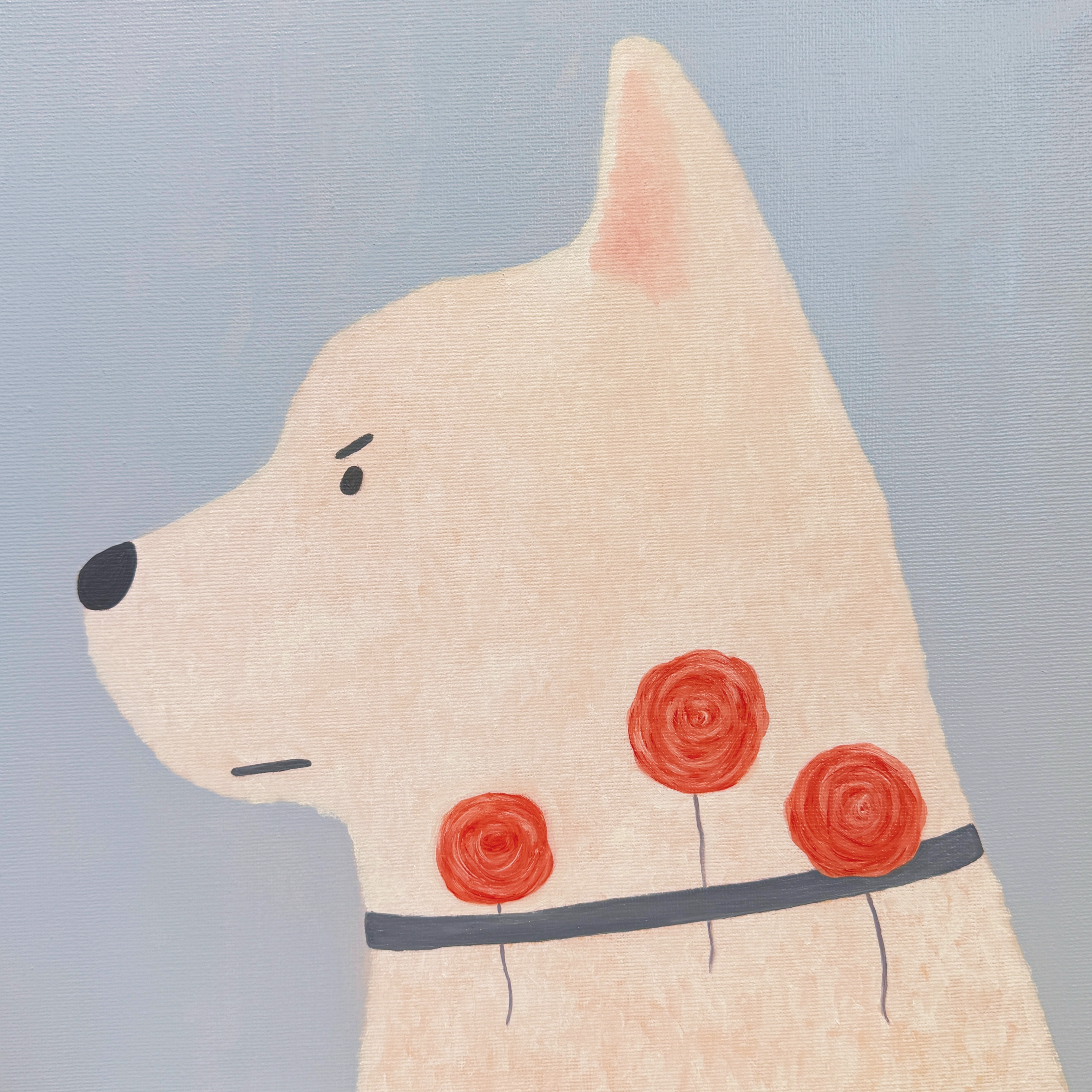 Голова собаки светлого бежевого цвета в профиль с черным ошейником и тремя красными цветами на светло-голубом фоне, масло, холст, 30 × 30 см