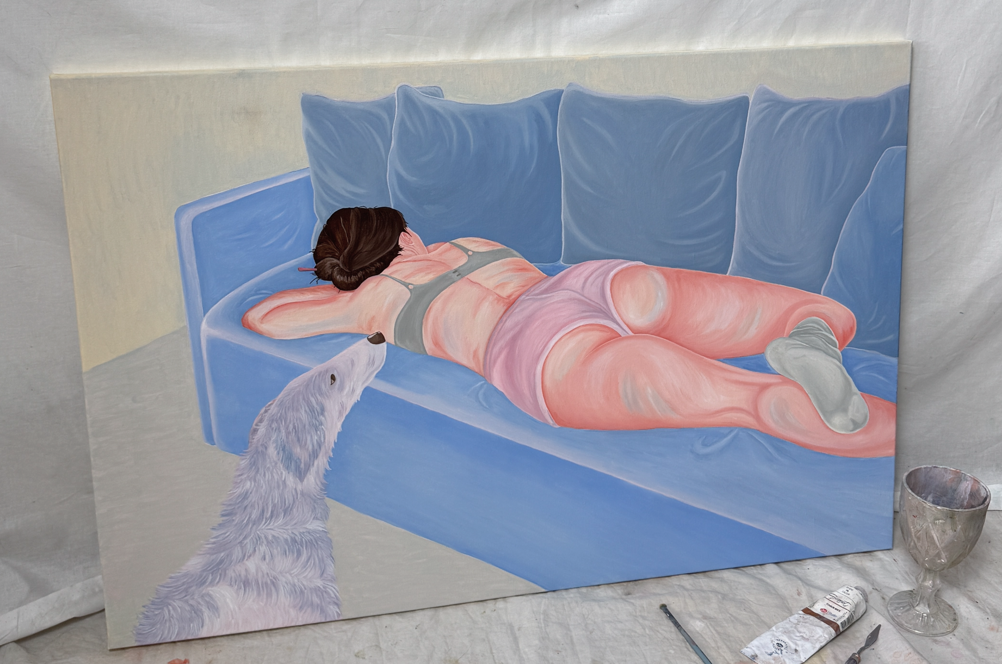 Картина маслом на холсте с изображением лежащей на синем диване женщины и собаки внизу