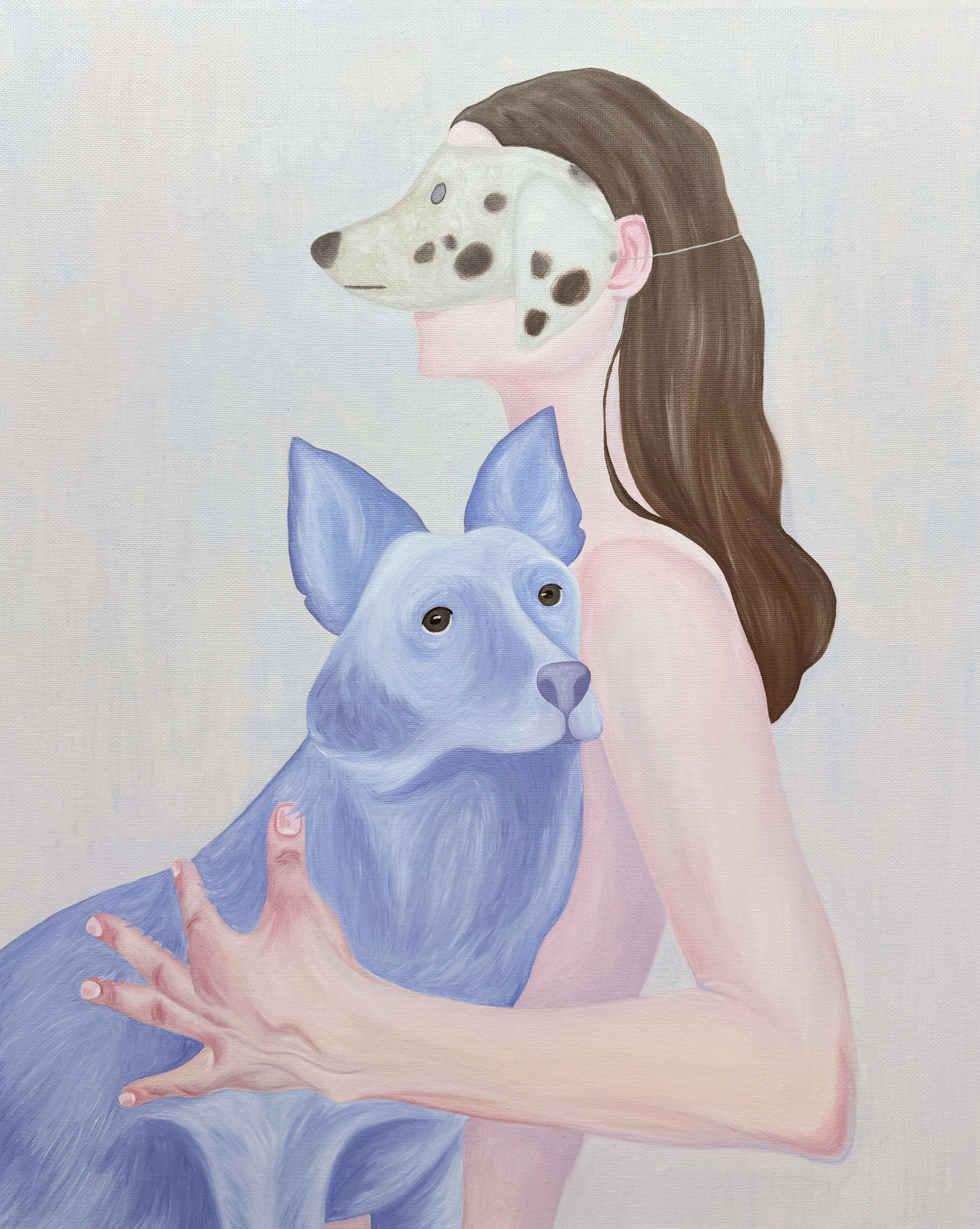 Женщина с каштановыми волосами в маске собаки с пятнами держит на руках голубую собаку на светлом фоне, масло, холст, 45 × 55 см