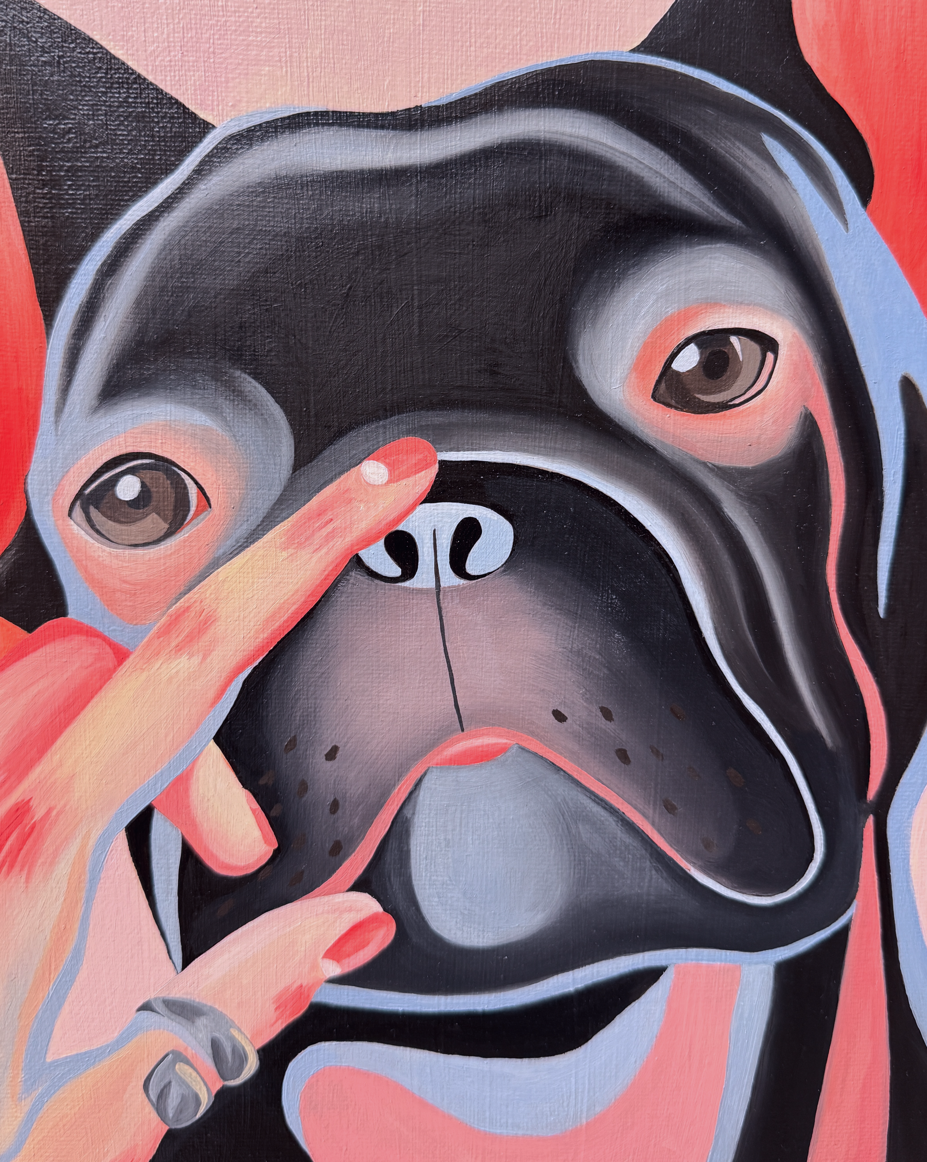 Фрагмент картины маслом на холсте, изображающий крупный план головы черного французского бульдога с голубыми бликами, чью морду касается человеческая рука с красными ногтями и кольцом на фоне розово-красного цвета