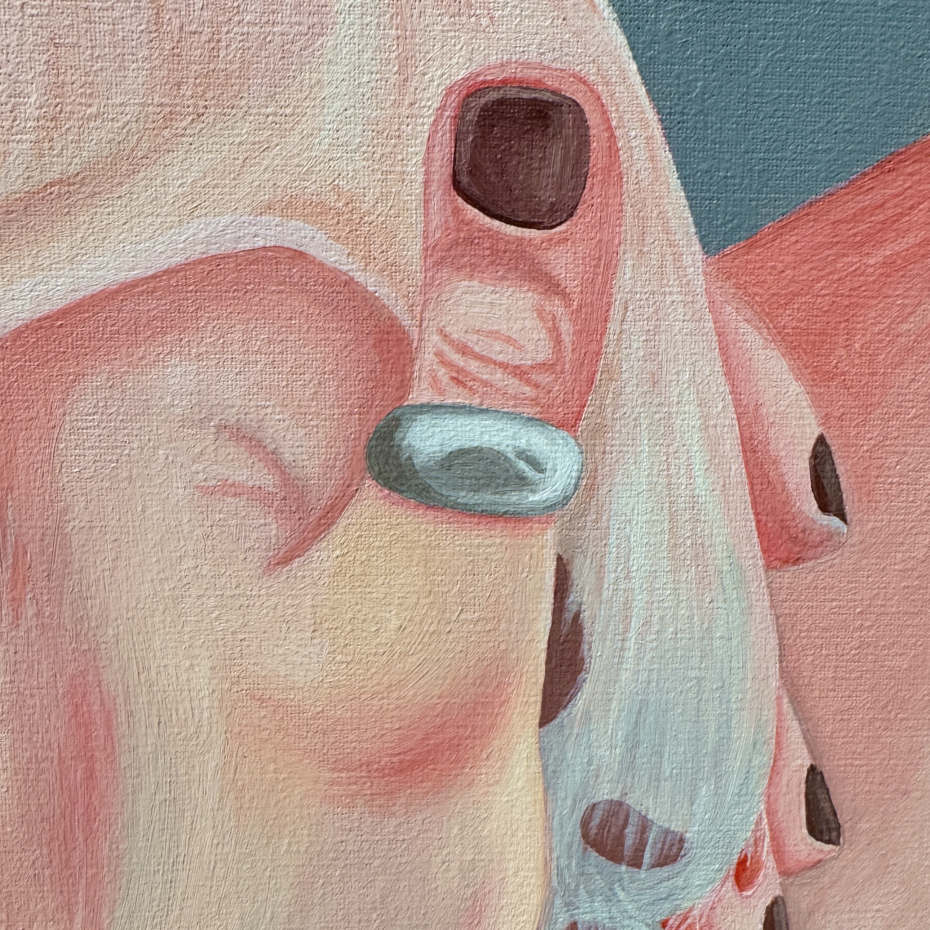 Фрагмент картины, на котором изображена рука с кольцом и темными ногтями, держащая темный предмет, на серо-голубом фоне, выполненный маслом на холсте