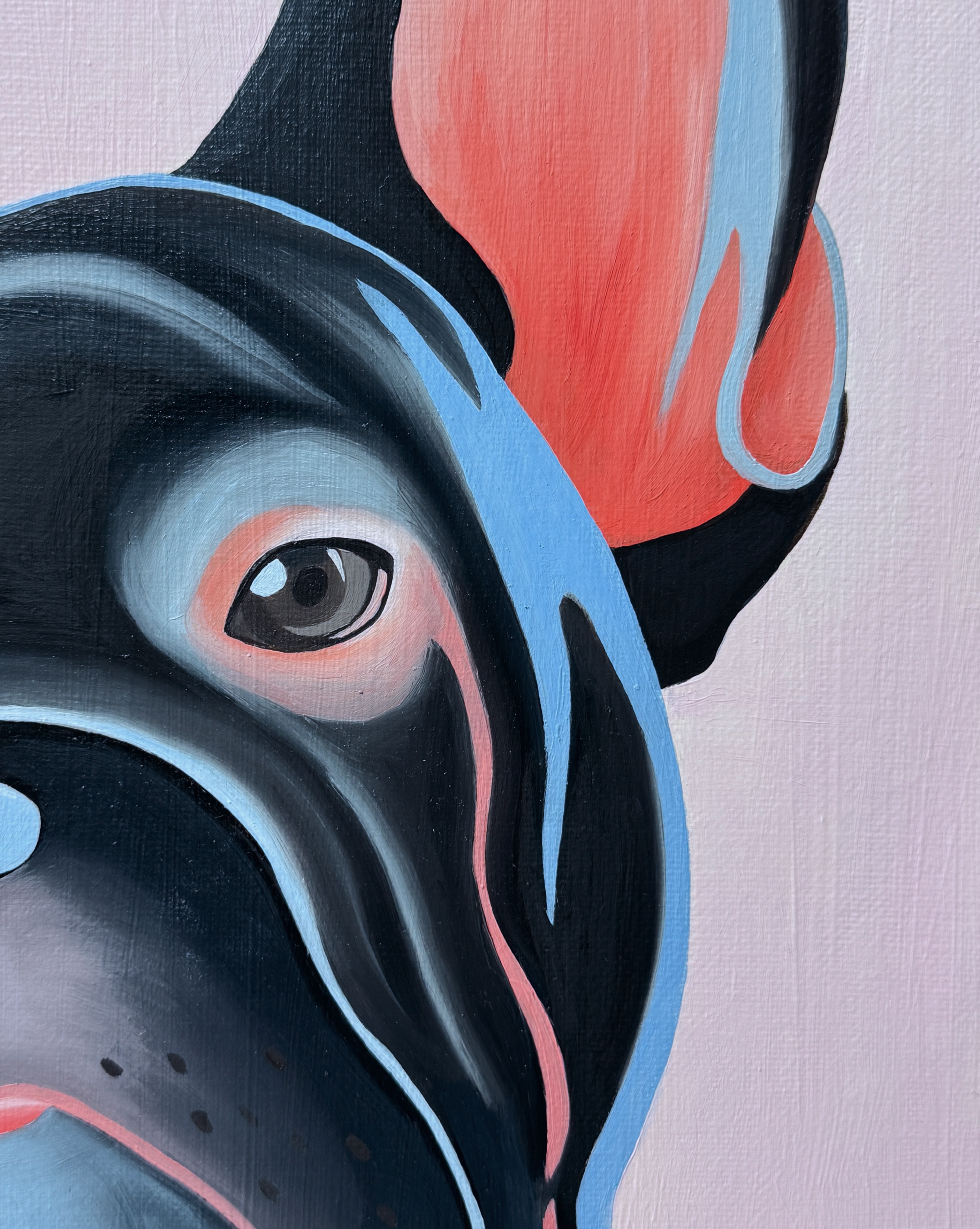 Фрагмент картины маслом на холсте, изображающий правый глаз и часть головы французского бульдога с черной шерстью, голубыми и розовыми бликами на розовом фоне