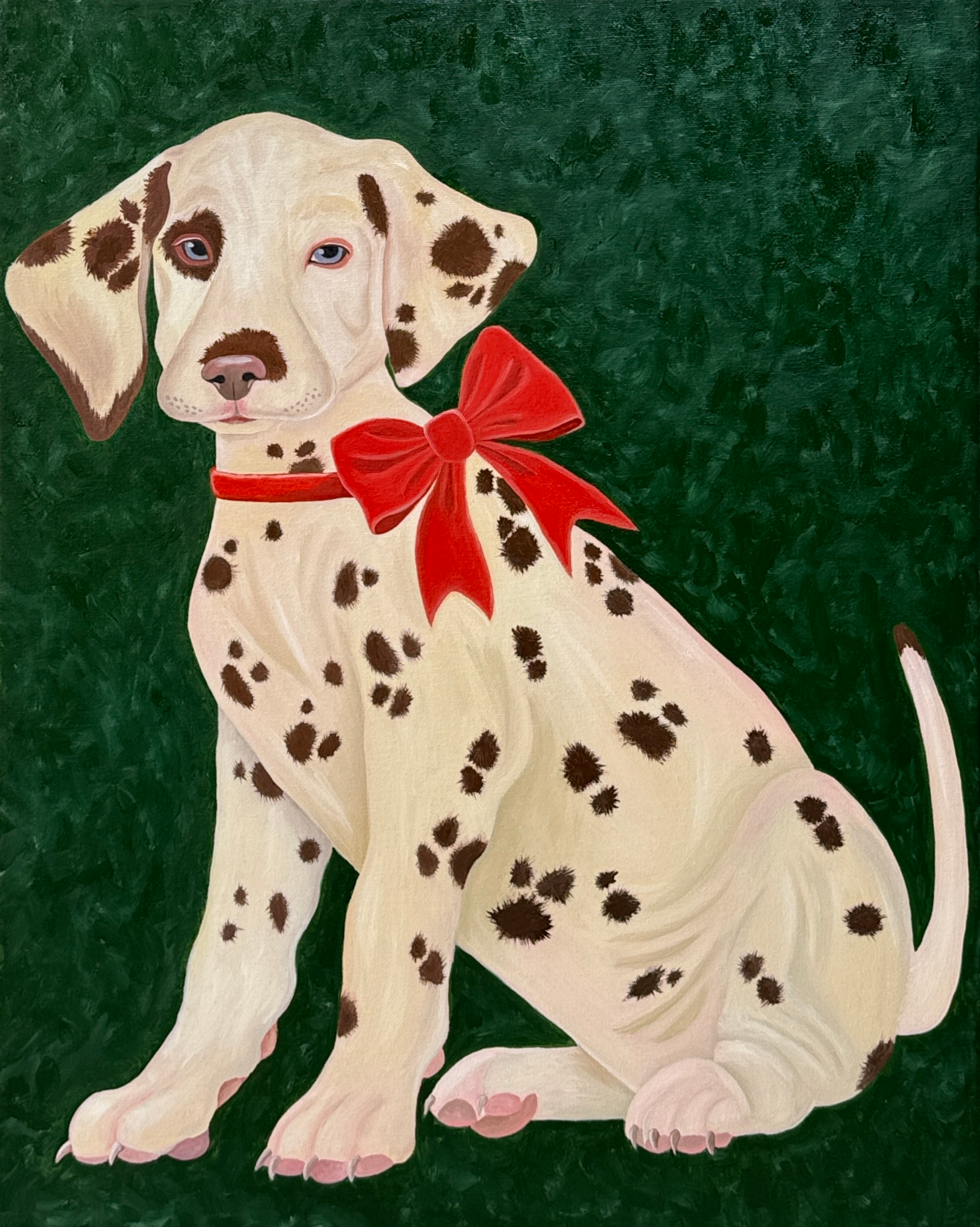 Сидящий щенок далматина с коричневыми пятнами и красным бантом на шее на темно-зеленом фоне, масло, холст, 40 × 50 см
