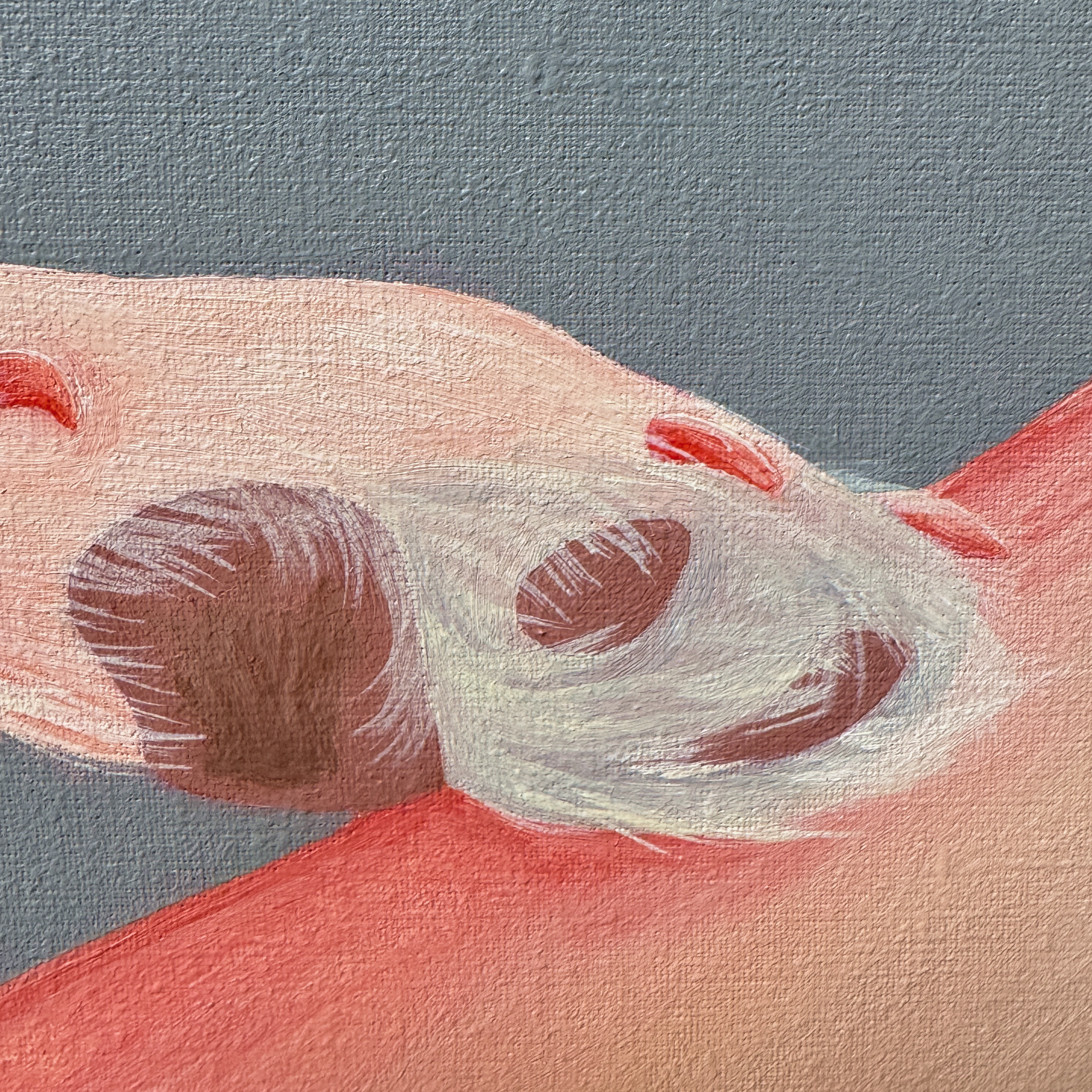 Фрагмент картины, изображающий светло-розовую лапу собаки с темными подушечками и когтями, с кольцом на одном из пальцев, лежащую на красновато-розовой поверхности на сером текстурированном фоне, масло, холст