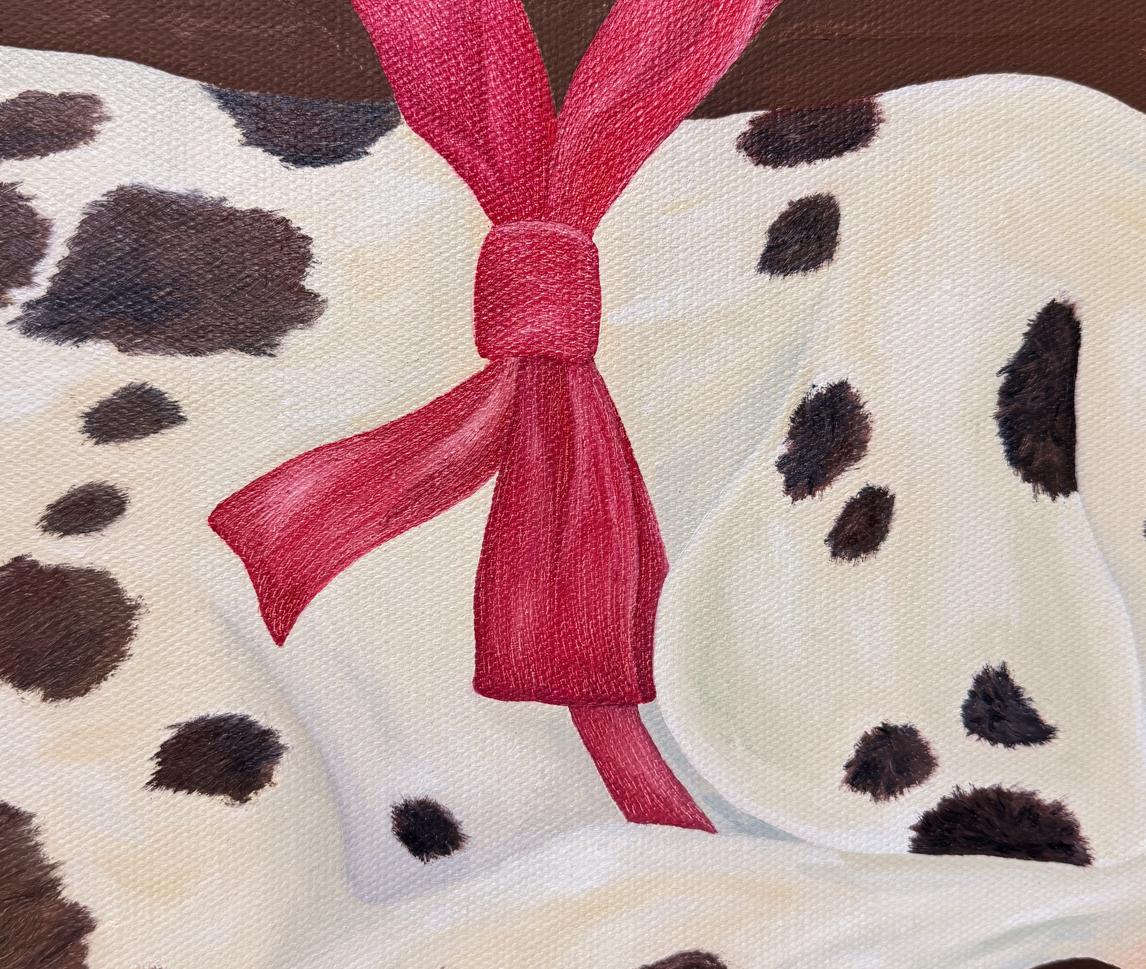 Фрагмент картины маслом на холсте с красной лентой, завязанной бантом, на белой шерсти далматинца с черными пятнами