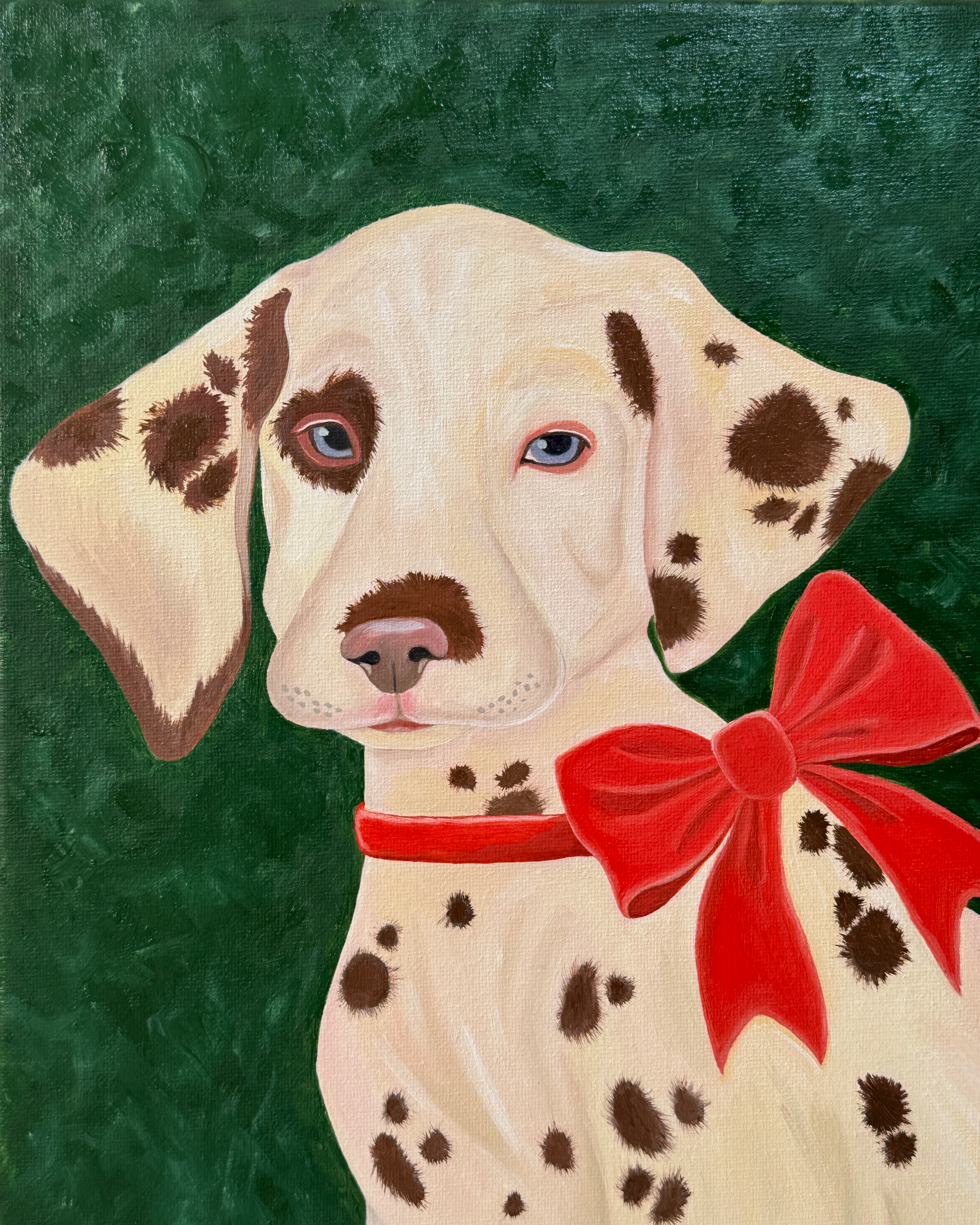 Фрагмент картины маслом на холсте, изображающий далматинца с коричневыми пятнами, голубыми глазами и красным бантом на шее на зеленом фоне