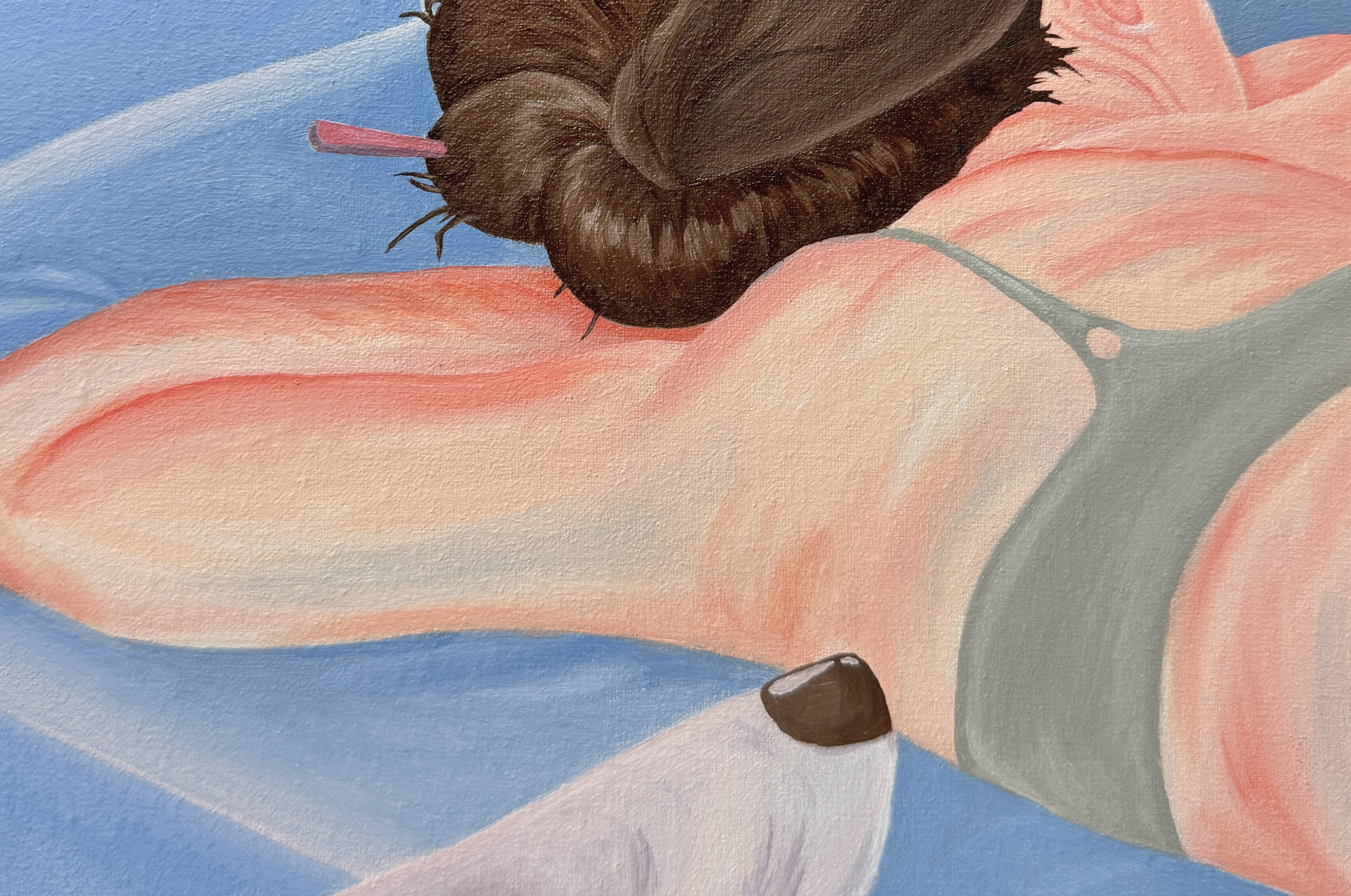 Фрагмент картины маслом на холсте, изображающий спину человека с собранными в пучок волосами и серым бюстгальтером, лежащего на синей поверхности, рядом виден нос собаки 