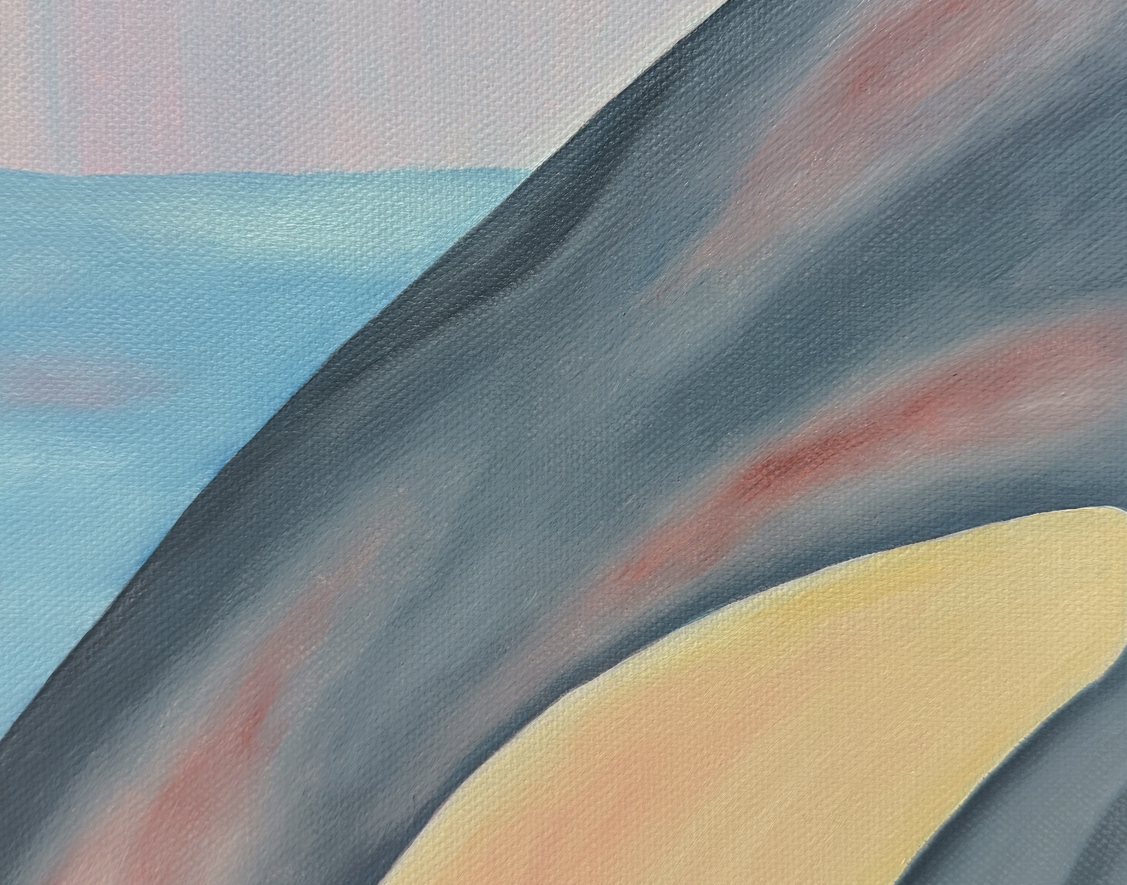 Фрагмент картины маслом на холсте, изображающий часть головы косатки с темными серыми и светлыми желтыми формами, выступающей из голубой воды под бледно-розовым небом