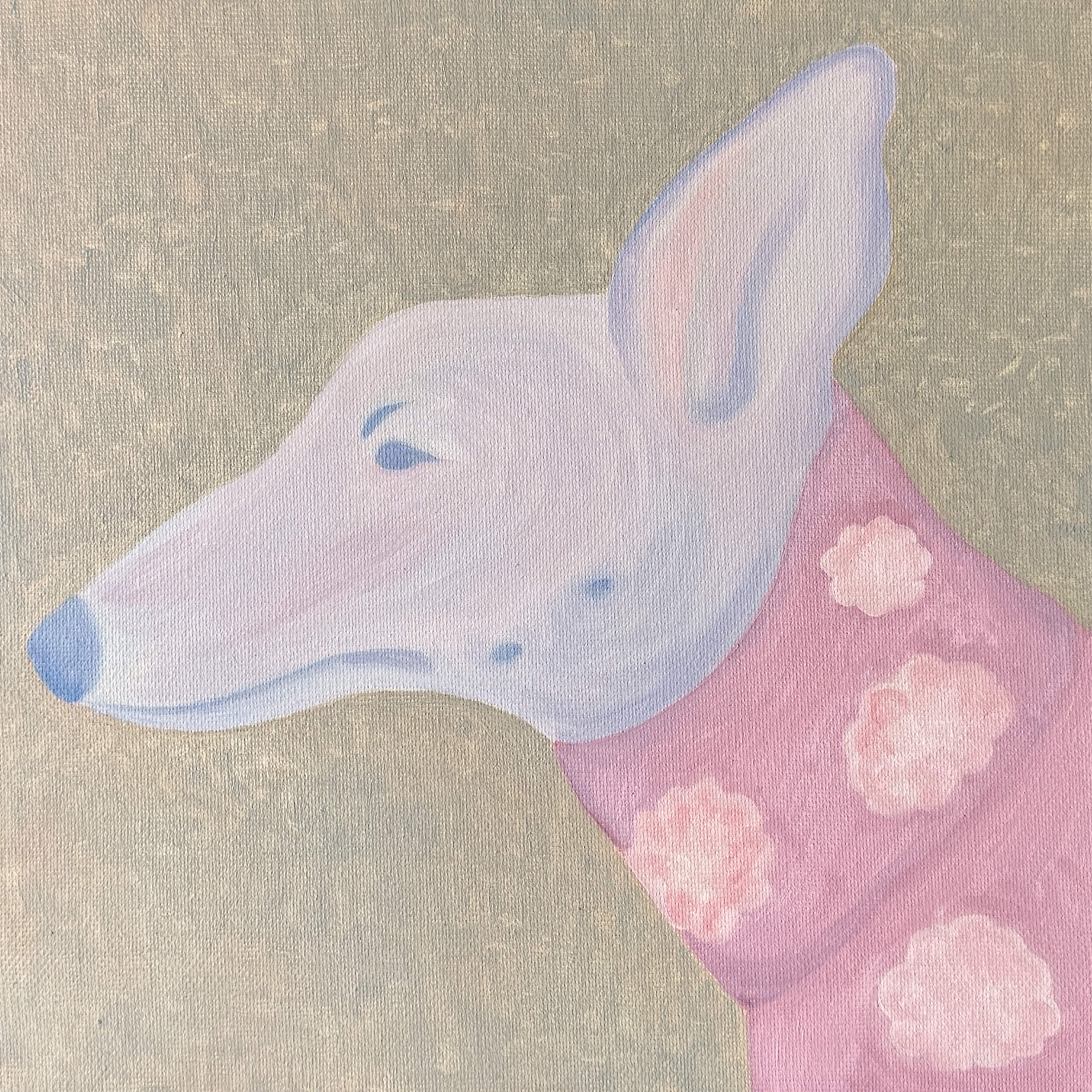 Голова собаки светло-лилового цвета в розовой одежде с цветочными узорами на светло-сером фоне, масло, холст, 30 на 30 сантиметров