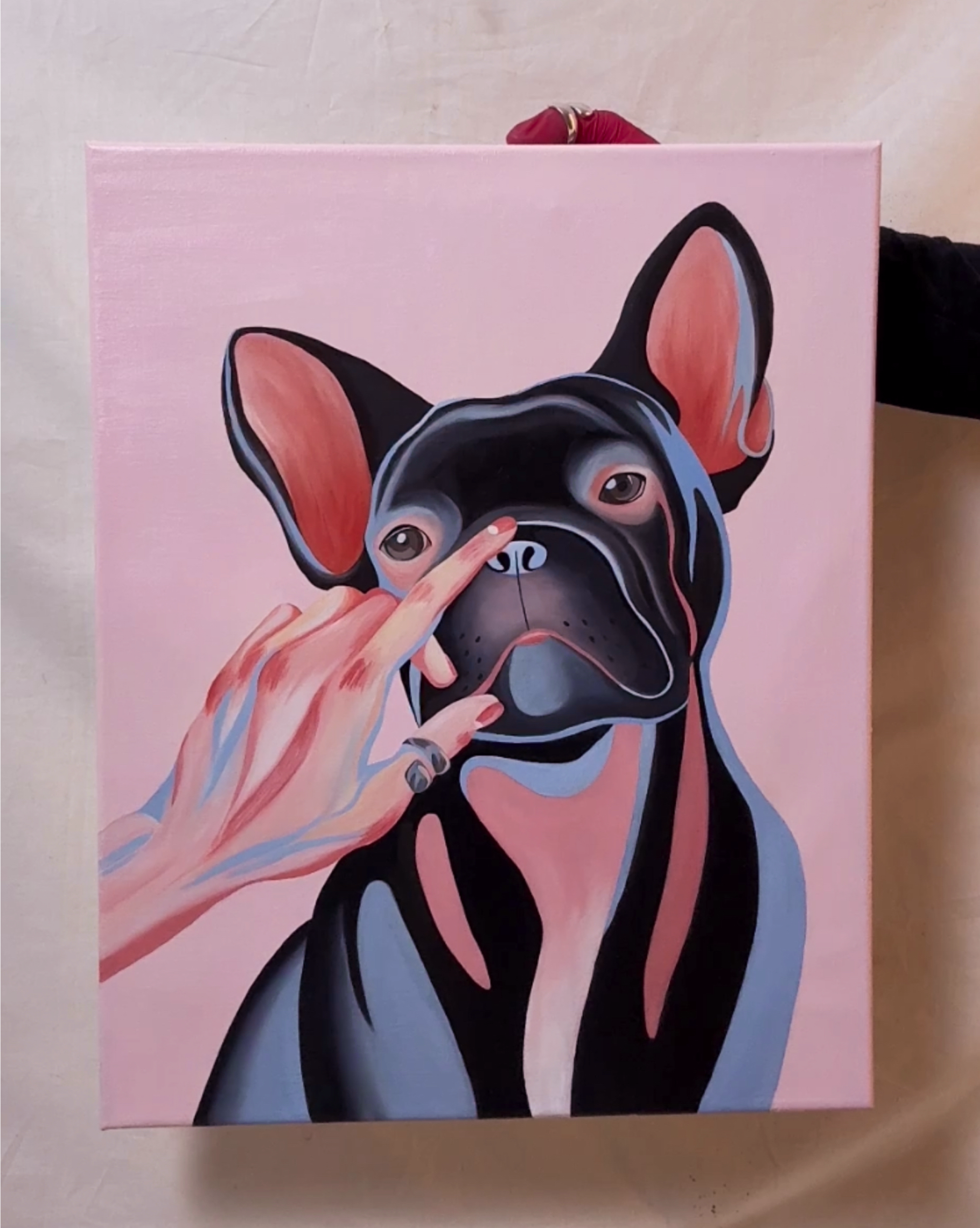 Картина маслом на холсте с изображением черного французского бульдога и человеческой руки, касающейся его носа, держится рукой в красной перчатке на фоне светлой ткани