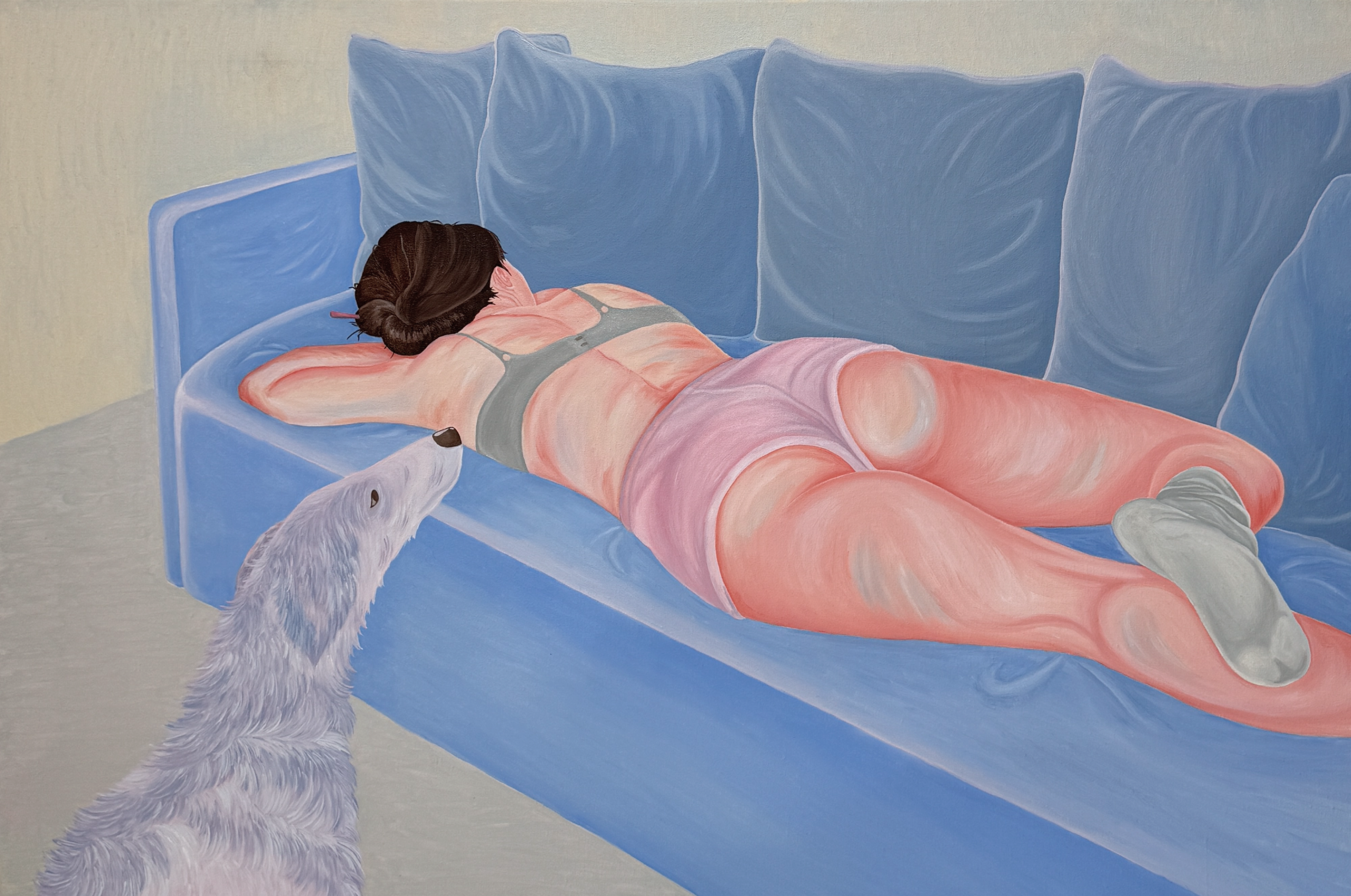 Женщина лежит на синем диване, к ней обращена белая собака, доминирующие цвета синий, розовый и серый, масло, холст, 60 на 90 сантиметров